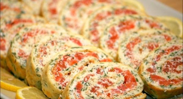 Рулет с семгой и зеленью