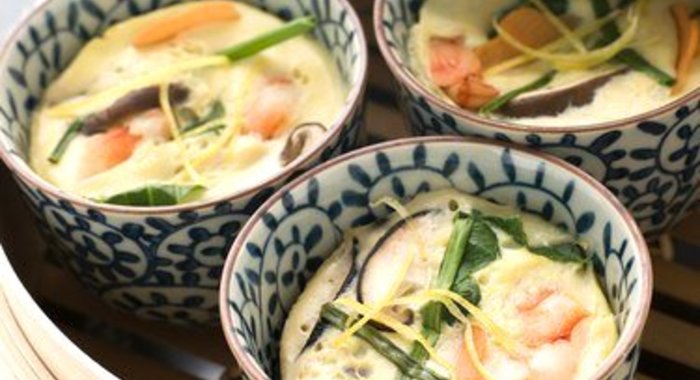 Печеная яичница с креветками в сметанном соусе