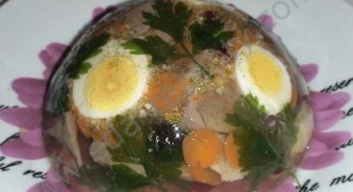 Заливное из говяжьего языка.