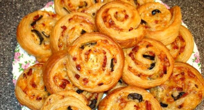 Мини пицца из слоеного теста