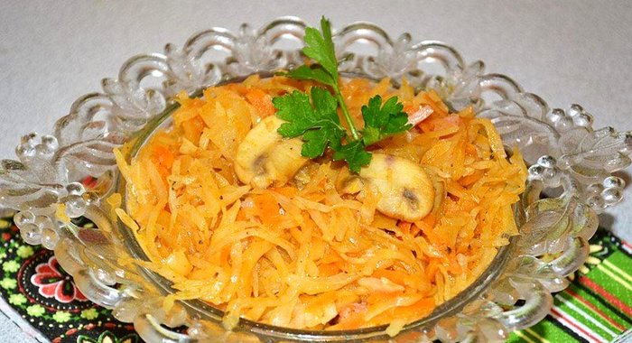 Солянка капустная с ветчиной грибами и ананасом