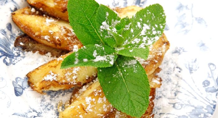 Обжаренные яблочные дольки в омлете