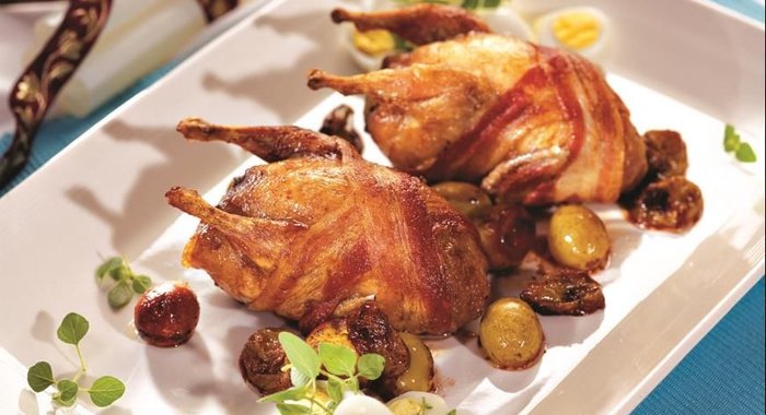 Перепела с виноградом и перепелиными яйцами