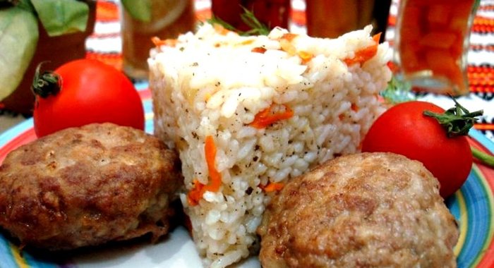 Мини котлетки с рисовым гарниром