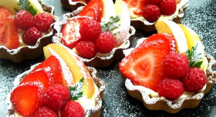 Фруктовые пирожные с сыром маскарпоне и белым шоколадом