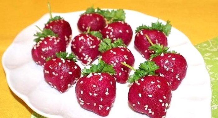 Селедка под шубой в виде клубники