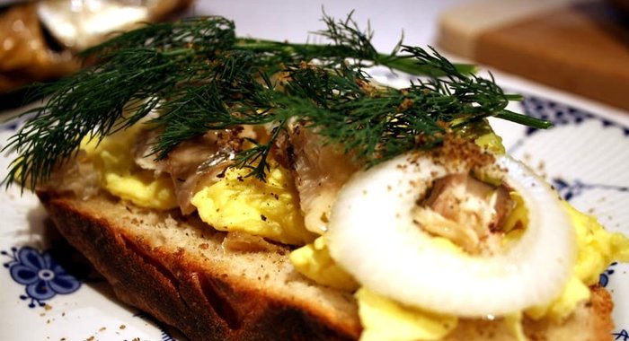 Яичница с селедкой