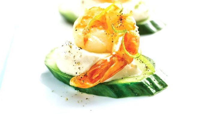 Канапе с креветками и огурцом