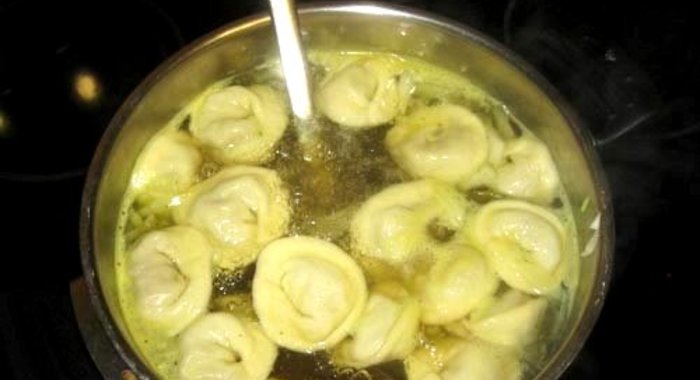 Пельмени с бульоном