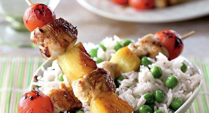 Шашлычки из индейки с ананасом в медово-чесночном маринаде
