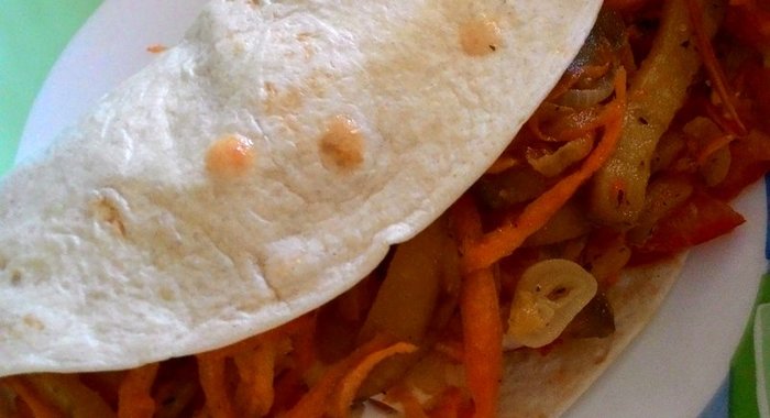 Тортилья с омлетом и овощами