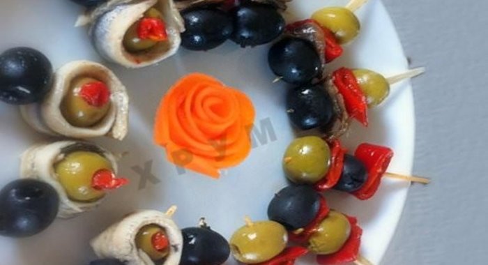 Канапе с оливками на шпажках