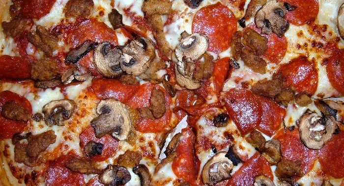 Пицца в домашних условиях с колбасой и грибами