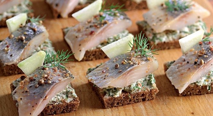 Канапе с селедкой и ароматным маслом