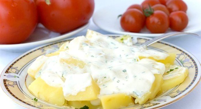 Датский картофельный салат с укропом и йогуртовой заправкой