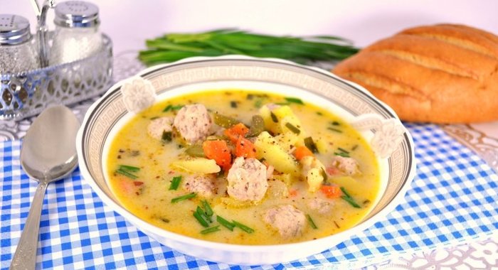 Сырный суп с замороженными овощами, зеленью чеснока и фрикадельками
