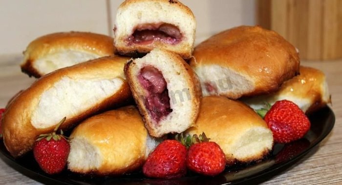 Пирожки с клубникой в духовке