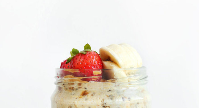 Овсянка в банке с бананом и клубникой