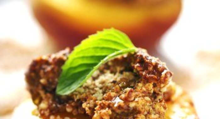 Печеные персики с йогуртом, медом и жареными грецкими орехами