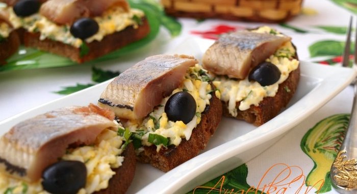 Гренки из ржаного хлеба с сельдью