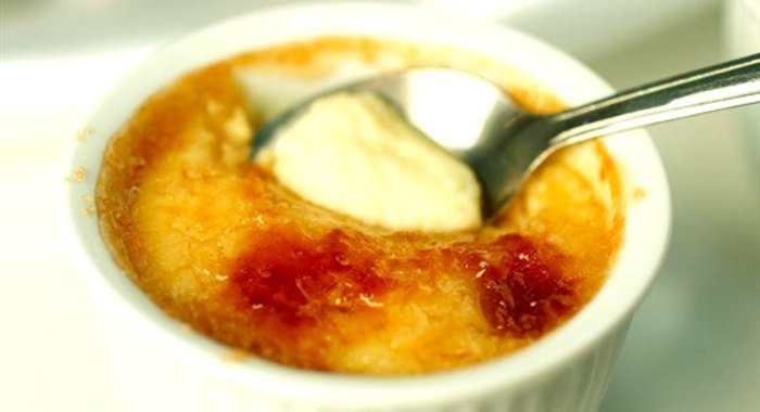 Сливочный манный пудинг в стиле крем-брюле