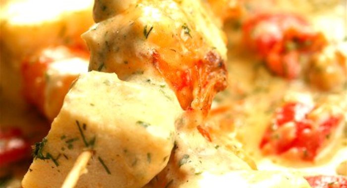 Шашлыки из палтуса и красных перцев в йогурте и песто