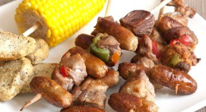 Свиные шашлыки с чоризо и луком