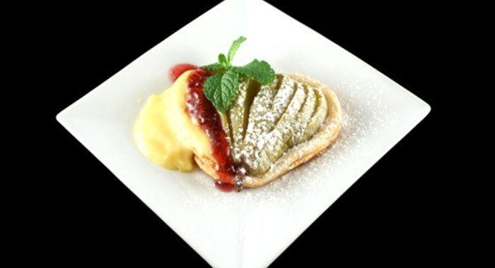 Груши в Кампари с малиновым соусом и кремом из маскарпоне