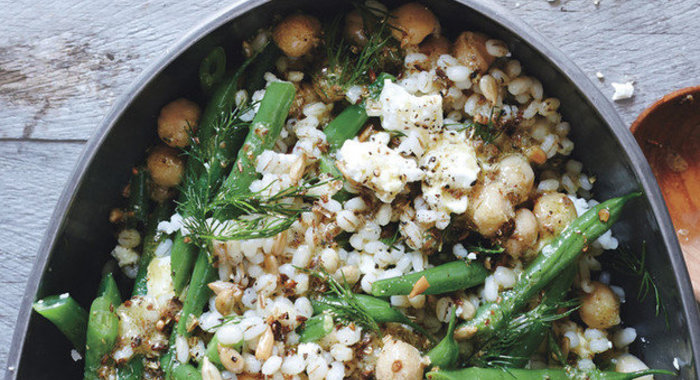 Ячменная каша с нутом, стручковой фасолью и фетой