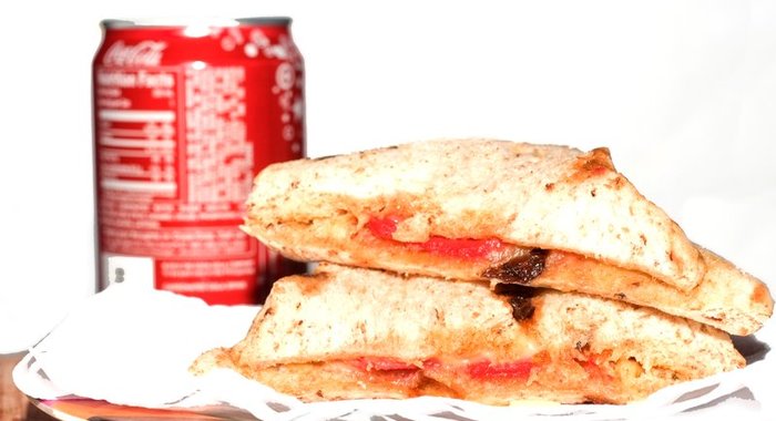 Бутерброд с сыром и колбасой в микроволновке