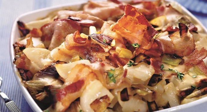 Картофельная запеканка с луком-пореем