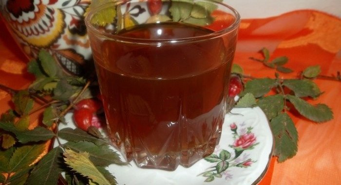 Чай из плодов шиповника с мелиссой