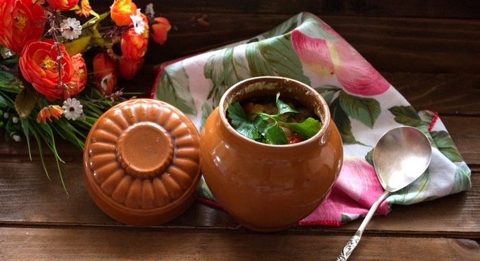 Жаркое из курицы в горшочке