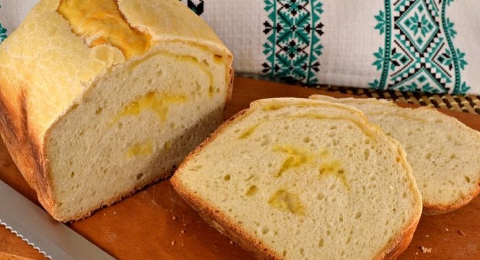 Хлеб на рассоле с сыром и чесноком в хлебопечке