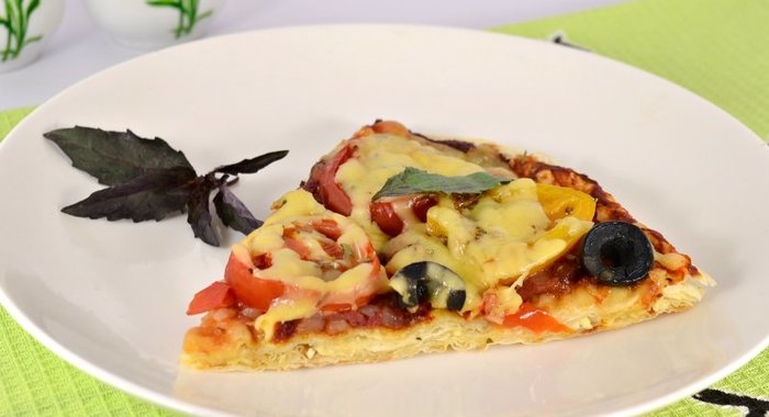 А-ля пицца из лаваша с сыровяленой колбасой