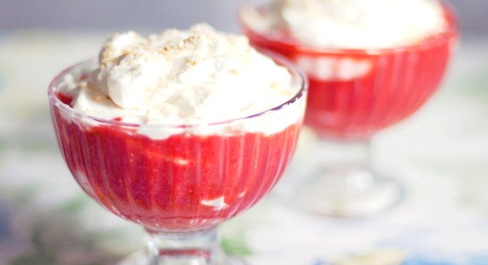 Йогуртовый мусс с клубникой