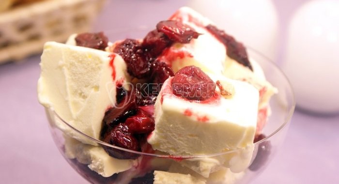 Мороженое с вишней