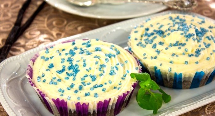 Черемуховые кексы со сливочным кремом