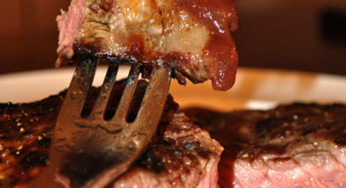 Стейк с соусом «Луковый мармелад»