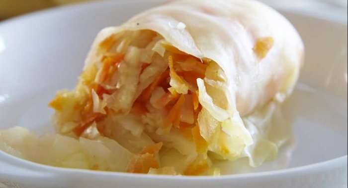 Жгучие маринованные голубцы с овощами