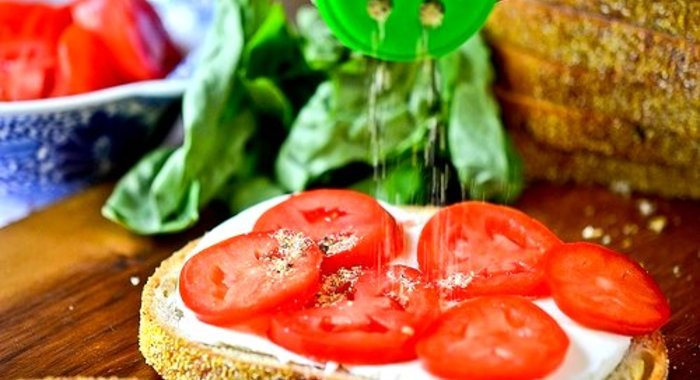 Бутерброды с помидорами и чесноком