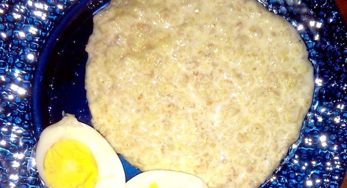 Молочная каша из овсяных хлопьев