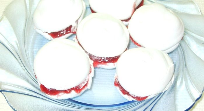 Меренги с малиновым джемом