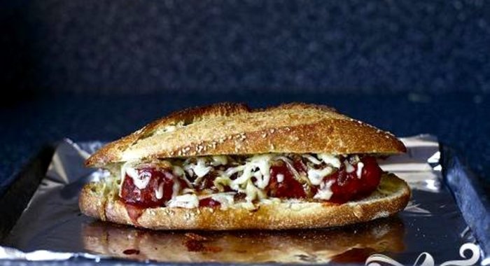Сэндвичи с фрикадельками, сыром и луком