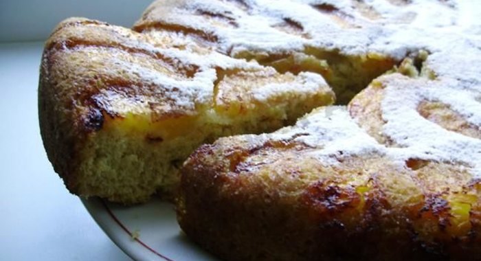 Шарлотка с вареньем в мультиварке