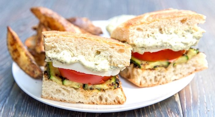 Бутерброды с кабачком и помидором