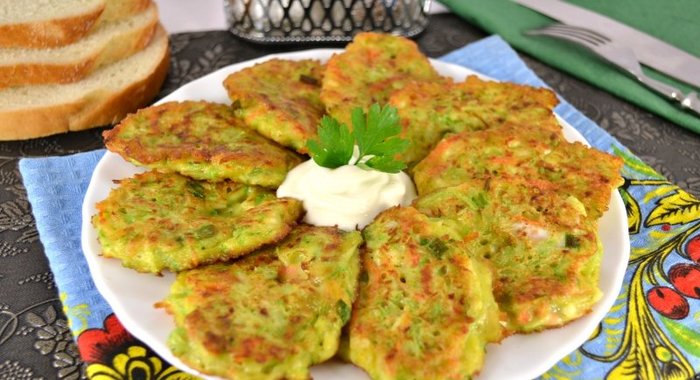 Кабачковые оладьи с морковью и брынзой