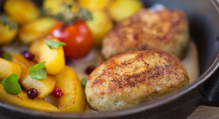 Котлеты из фазана с томленой айвой, молодым картофелем и моченой брусникой