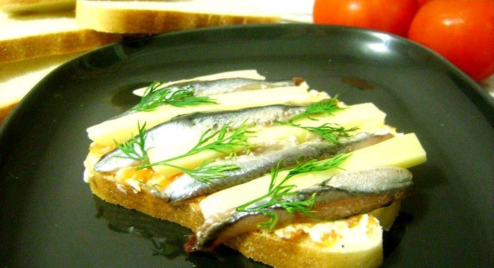 Бутерброды с соленой хамсой и сыром