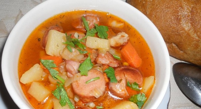 Сытный гуляш с сосисками и грудинкой